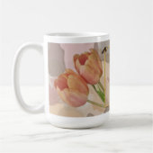 Kunstmatig ontwerp met tulpen en aangepaste tekst koffiemok (Links)