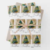 Kunstmatige tekening van de kerstboom met feesteli inpakpapier vel (In situ)