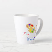 Kunstpalet met verfkwast en tekst op wit latte mok (Rechterhoek)