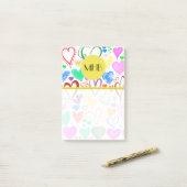 Kunstpatroon, kleurrijke harten, monogram post-it® notes (Op bureau)