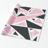 Kunstroze zwarte abstracte driehoeken patroon cadeaupapier (Uitgerold)