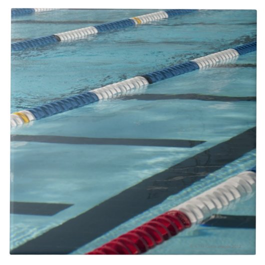 Kunststofscheiders in een zwembad tegeltje (Voorkant)