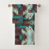 Kunstwater Lilly in Red en Blue Bad Handdoek (Insitu)