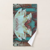 Kunstwater Lilly in Red en Blue Bad Handdoek (Handdoek)