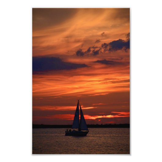 Kunstwerk bij zonsondergang boven zeilboot foto afdruk (Voorkant)