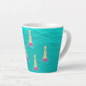 Kunstzwemmers die zwemmen onder de waterzwempartij latte mok (Rechterhoek)