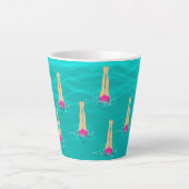 Kunstzwemmers die zwemmen onder de waterzwempartij latte mok (Voorkant)