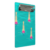 Kunstzwemmers die zwemmen onder de waterzwempartij mini klembord (Schuin)