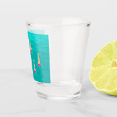 Kunstzwemmers die zwemmen onder de waterzwempartij shot glas (Rechts)