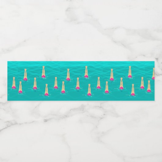 Kunstzwemmers die zwemmen onder de waterzwempartij waterfles etiket (Enkel label)