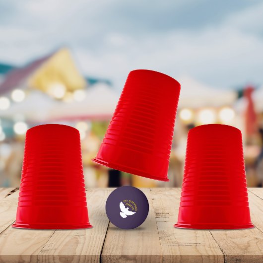 Kups en kogelmakersMagische Trick-technicus op maa Pingpongbal