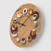 Kups van zwarte koffie met bonen als klok (Hoek)