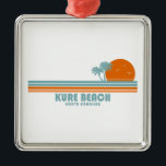 Kure Beach North Carolina Sun Palm Trees Metalen Ornament<br><div class="desc">Kure Beach North Carolina biedt boogie boarding,  zwemmen en vissen aan Ocean Front Park en Pavilion,  disk golf aan Joe Eakes Park,  en leren over de militaire geschiedenis van North Carolina op Fort Fisher State Historic Site.</div>