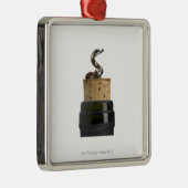 kurkschroef en kurk, gefotografeerd op wit metalen ornament (Rechts)