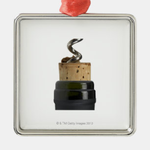 kurkschroef en kurk, gefotografeerd op wit metalen ornament