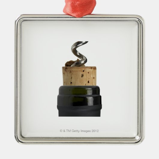 kurkschroef en kurk, gefotografeerd op wit metalen ornament (Voorkant)