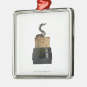 kurkschroef en kurk, gefotografeerd op wit metalen ornament (Links)