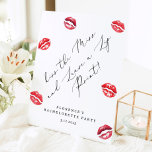 Kus de juf en laat een lippenprint achter Bachelor Reclamebord Met Voetstuk<br><div class="desc">Kus de Miss en laat een lip print Bachelorette voetstuk Teken Matching items beschikbaar.</div>