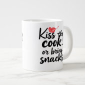 '''KUS DE KOK'' TYPOGRAFIE CITAA GROTE KOFFIEKOP (Voorkant rechts)
