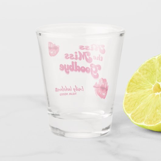 Kus het Miss Goodbye Bachelorette Weekendfeest Shot Glas (Achterkant)