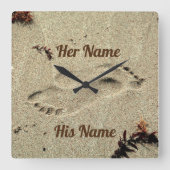 Kus in de zand met de Names-muur van Couple Vierkante Klok (Voorkant)