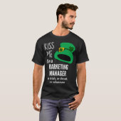 Kus me als marketingmanager of Iers of Drink op T-shirt (Voorkant volledig)