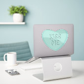 Kus me Blauwgroen Snoep Hart Sticker (Laptop op bureau)