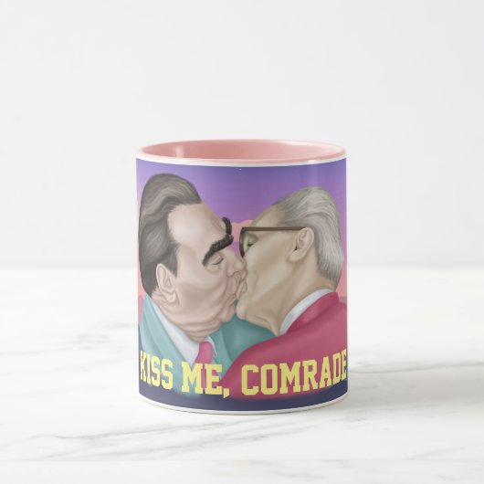 Kus me comrade - Brezhnev kisser Honecker Mok (Midden)