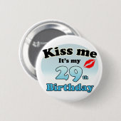 Kus me dat het mijn 29e verjaardag is ronde button 5,7 cm (Voorkant /achterkant)