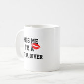 Kus me een Scuba Diver Mok (Voorkant links)
