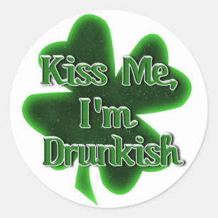 Kus me, ik ben Dronkish St. Patrick's Day Ronde Sticker