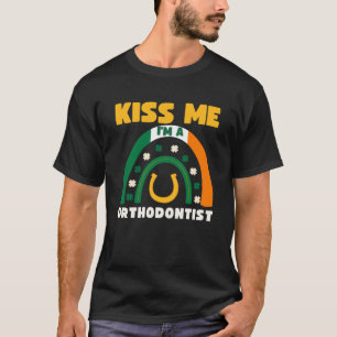 Kus me Ik ben een Orthodontist St Patricks Day Pun T-shirt