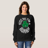 Kus me Ik ben een runner St Patricks Day Irish Sha Trui (Voorkant volledig)