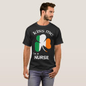 Kus me Ik ben een verpleegster Shamrock medisch as T-shirt (Voorkant volledig)