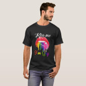 Kus me ik ben Gay LGBT Pride Rainbow Lips T-shirt (Voorkant volledig)