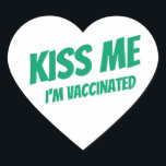 Kus me ik ben gevaccineerd Modern Cute Funny Quote Hart Sticker<br><div class="desc">"Kus me ik ben gevaccineerd" in moderne,  schattige en eenvoudige sans-typografie</div>