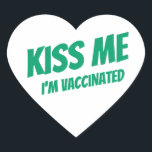 Kus me ik ben gevaccineerd Modern Cute Funny Quote Hart Sticker<br><div class="desc">"Kus me ik ben gevaccineerd" in moderne,  schattige en eenvoudige sans-typografie</div>