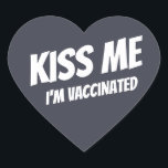 Kus me ik ben gevaccineerd Modern Cute Funny Quote Hart Sticker<br><div class="desc">"Kus me ik ben gevaccineerd" in moderne,  schattige en eenvoudige sans-typografie</div>