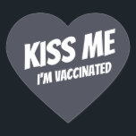 Kus me ik ben gevaccineerd Modern Cute Funny Quote Hart Sticker<br><div class="desc">"Kus me ik ben gevaccineerd" in moderne,  schattige en eenvoudige sans-typografie</div>