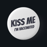 Kus me ik ben gevaccineerd Modern Cute Funny Quote Ronde Button 5,7 Cm<br><div class="desc">"Kus me ik ben gevaccineerd" in moderne,  schattige en eenvoudige sans-typografie</div>