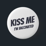Kus me ik ben gevaccineerd Modern Cute Funny Quote Ronde Button 5,7 Cm<br><div class="desc">"Kus me ik ben gevaccineerd" in moderne,  schattige en eenvoudige sans-typografie</div>