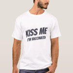 Kus me ik ben gevaccineerd Modern Cute Funny Quote T-shirt<br><div class="desc">"Kus me ik ben gevaccineerd" in moderne,  schattige en eenvoudige sans-typografie</div>