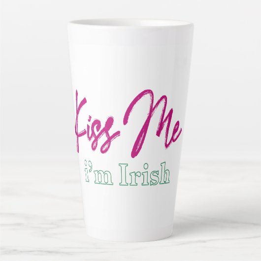 'Kus me, ik ben Iers' T-shirt Latte Mok (Voorkant)