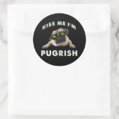 Kus me, ik ben Pugrish Ronde Sticker (Tas)