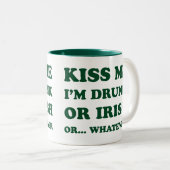 Kus me Im Drink of Iers Tweekleurige Koffiemok (Voorkant rechts)