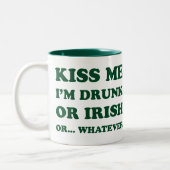 Kus me Im Drink of Iers Tweekleurige Koffiemok (Links)