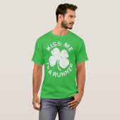 Kus me in een runner Saint Patrick dag cadeau T-shirt (Voorkant volledig)