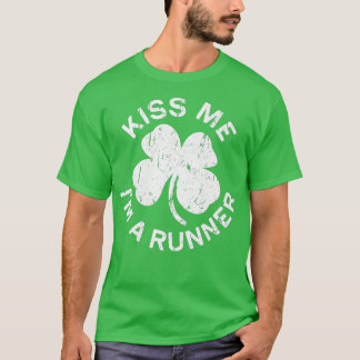 Kus me in een runner Saint Patrick dag cadeau T-shirt