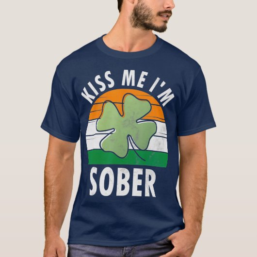 Kus me in nuchtere grappige Saint Patrick's dag ca T-shirt (Voorkant)