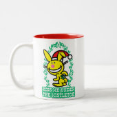 Kus me onder de mistletoe tweekleurige koffiemok (Links)